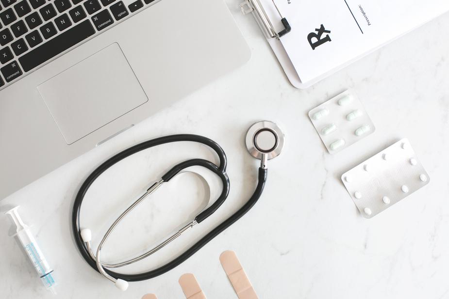 doctors-office-flatlay_925x