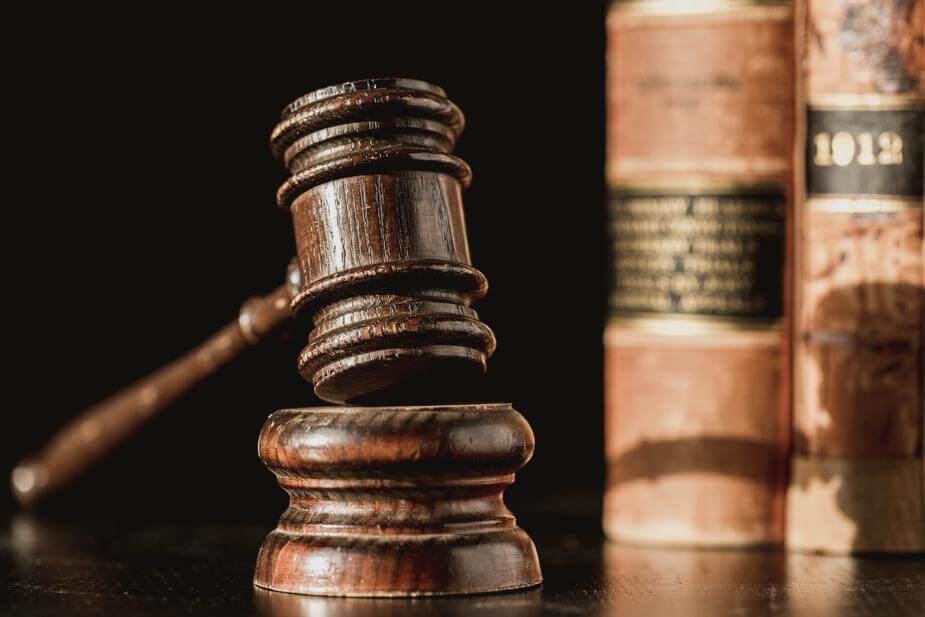 judge-gavel-and-law-books_925x